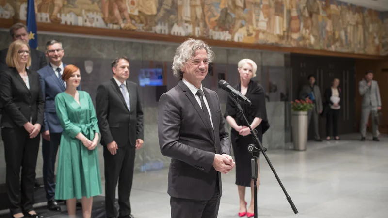 Fotografija: Robertu Golobu sirene gospodarskega liberalizma zdaj pojejo o tem, naj pusti gospodarstvo pri miru. FOTO: Jure Eržen/Delo