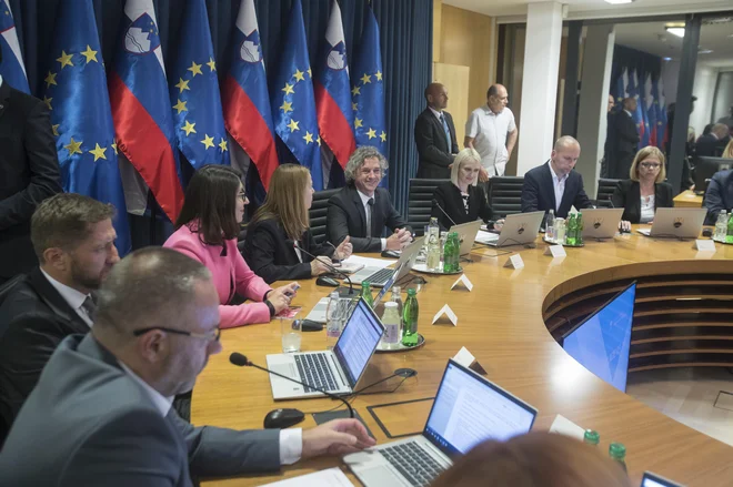 Če se SDS ne bo odločila za oviranje dokončnega oblikovanja vlade, bodo konec meseca potekala zaslišanja ministrov, ki naj bi prevzeli nove resorje. FOTO:&nbsp;Jure Eržen/Delo

