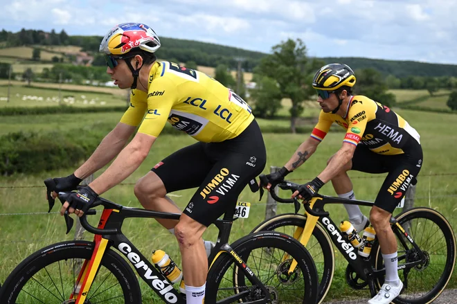 Wout Van Aert (levo) in Primož Roglič. FOTO: Marco Bertorello/AFP
