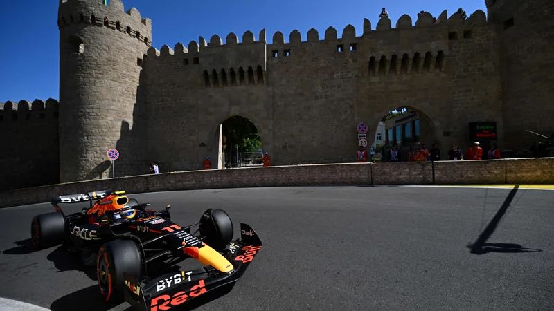 Fotografija: Sergio Perez je tudi včeraj kar letel po ulicah Bakuja. FOTO: Ozan Kose/AFP