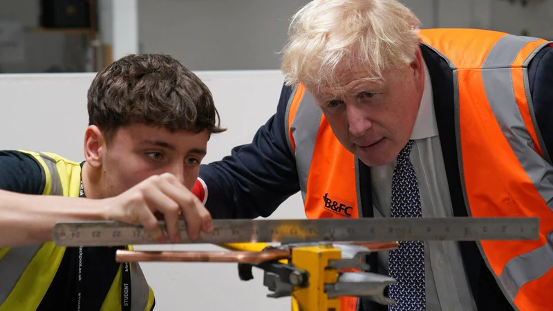 Fotografija: Britanski premier Boris Johnson za gospodarske težave krivi predvsem vojno v Ukrajini, a analitiki poudarjajo, da so te večje tudi zaradi brexita. Foto: Peter Byrne/Afp