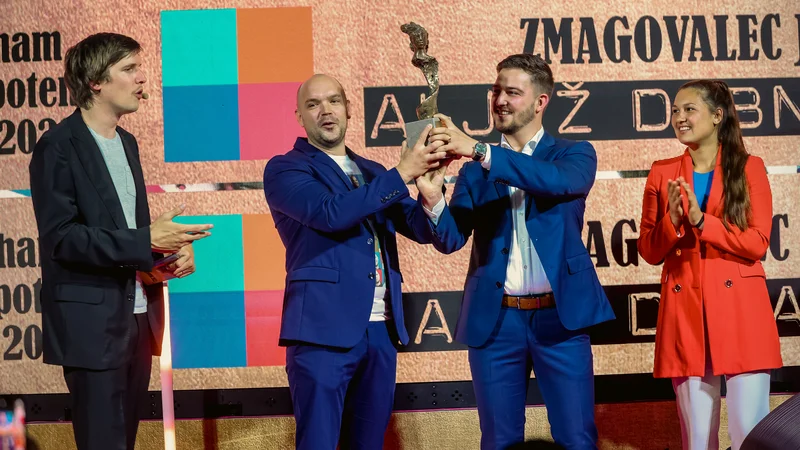 Matej Duraković in Aljaž Dobnikar na prireditvi ob prejemu naziva AmCham top potencial leta 2022. FOTO Črt Piksi
