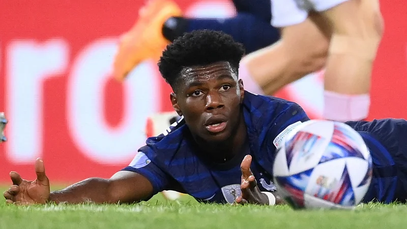 Fotografija: Mladi 22-letni Aurelien Tchouameni je eden od največjih francoskih upov, ki ga je Real Madrid ujel po neuspešnem lovu na Kyliana Mbappeja. FOTO: Franck Fife/AFP
