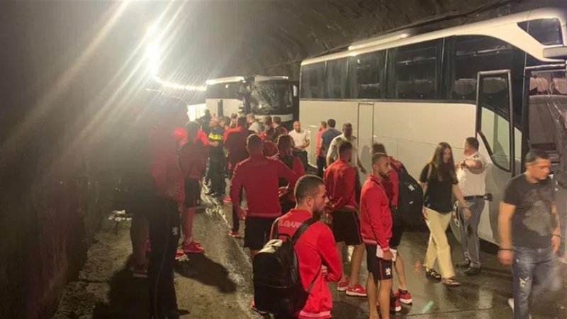 Fotografija: V avtobusni nesreči v gruzinskem glavnem mestu Tbilisiju so jo skupili nogometaši bolgarske reprezentance. FOTO: Twitter
