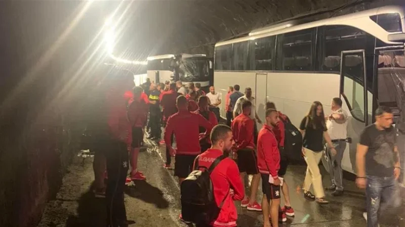 Fotografija: V avtobusni nesreči v gruzinskem glavnem mestu Tbilisiju so jo skupili nogometaši bolgarske reprezentance. FOTO: Twitter