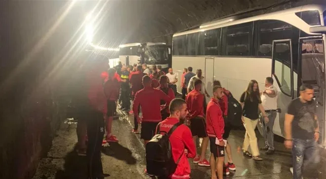 V avtobusni nesreči v gruzinskem glavnem mestu Tbilisiju so jo skupili nogometaši bolgarske reprezentance. FOTO: Twitter