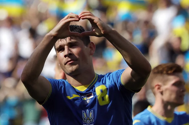 Ruslan Malinovskij je popeljal Ukrajino v vodstvo. FOTO: Kacper Pempel/Reuters
