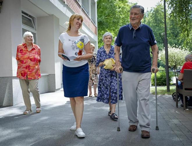 Medtem ko prebivalstvo sveta še zmeraj hitro raste in bo sredi 21. stoletja doseglo deset milijard, se prebivalstvo Slovenije in Evrope zaradi prenizke rodnosti hitro stara. FOTO: Jože Suhadolnik/Delo
