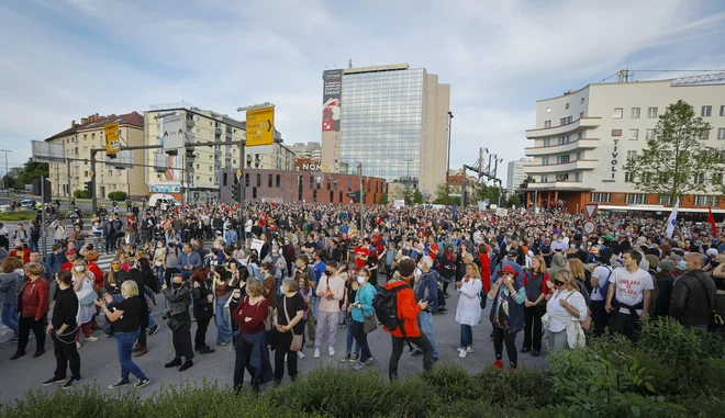 V času pandemije zaradi koronavirusa, v letih 2020 in 2021, je pri nas umrlo 24.016 in 23.177 ljudi, rodilo se je 18.767 in 18.737 otrok. FOTO: Jože Suhadolnik/Delo
