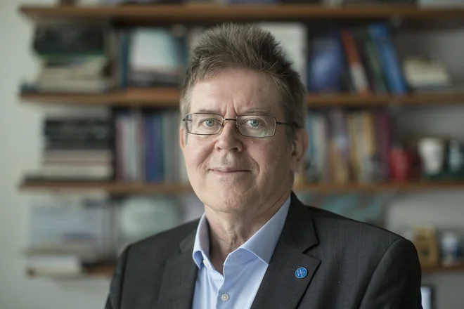 Izračuni, ki jih omogočajo inteligentni sistemi, kažejo, da bodo ob teh trendih majhni evropski narodi izumrli že v nekaj sto letih, pravi prof. dr. Matjaž Gams. FOTO: Jure Eržen/Delo
