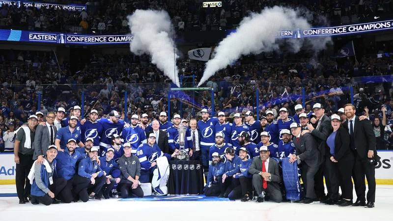 Fotografija: Hokejisti Tampa Bay Lightning so pripšli do trojčka v vzhodni konferenci, zdaj bodo proti Coloradu igrali še za zaporedni trojček v NHL: FOTO: Andy Lyons/AFP