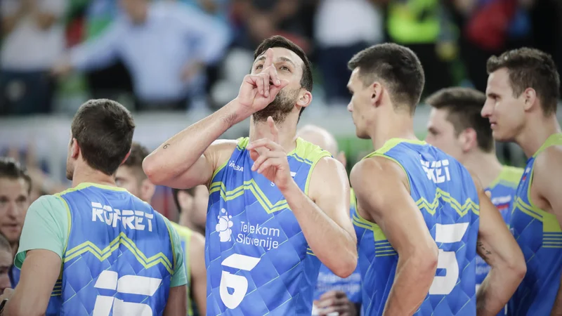 Fotografija: Proti Kitajski odlični Mitja Gasparini in drugi Slovenci so prvi turnir lige narodov v odbojki v Brasilii izpeljali s po dvema zmagama in porazoma. Zdaj gredo na Filipine. FOTO: Uroš Hočevar