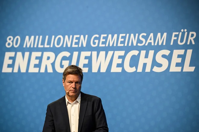 Nemški minister za gospodarstvo in podnebne politike Robert Habeck ocenjuje, da ukrepi, ki jih je nemška vlada sprejela proti draginji, ne zadoščajo. FOTO: Tobias Schwarz/AFP
