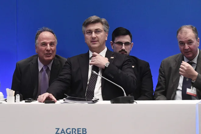 Predsednik HDZ in premier Andrej Plenković je razhudil ultradesničarje, ko je dejal, da stranka spoštuje tudi druge oblike družinskega življenja oziroma istospolna partnerstva. FOTO: Sakis Mitrolidis/AFP

