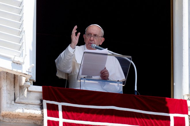 Papež Frančišek opozarja, da se na vojno ne smemo navaditi. FOTO: Reuters
