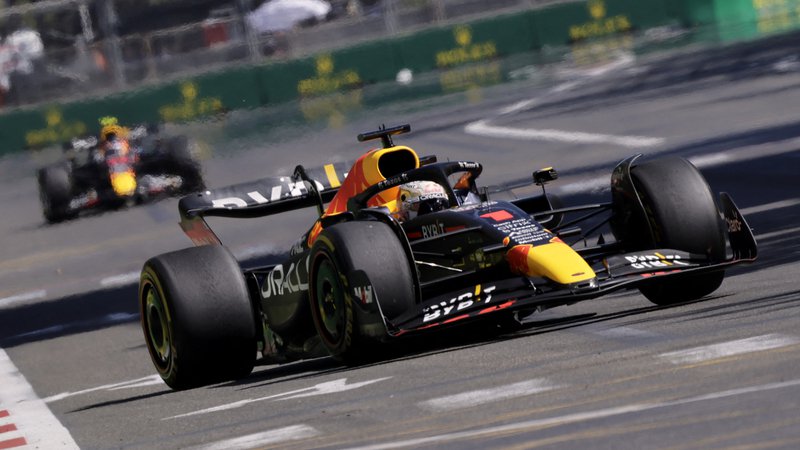 Fotografija: Red Bullova dirkača Max Verstappen in Sergio Perez sta slavila dvojno zmago v Bakuju. FOTO: Leonhard Foeger/Reuters
