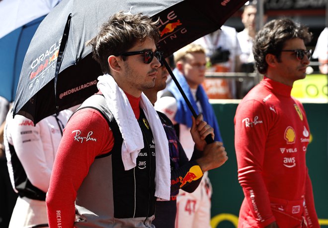 Ferrarijeva dirkača Charles Leclerc in Carlos Sainz mlajši sta ostala praznih rok. FOTO: Hamad I Mohammed/Reuters
