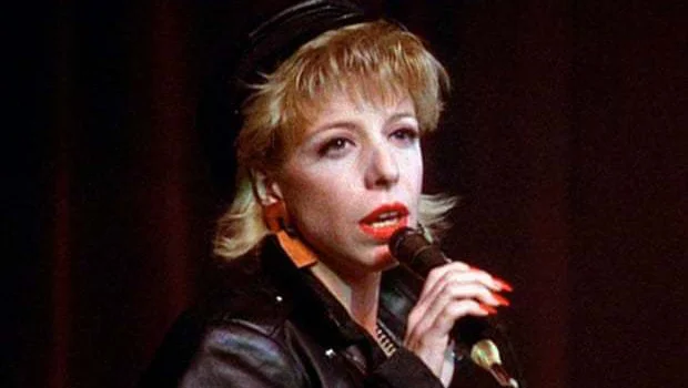 Fotografija: Julee Cruise ima v delovni biografiji zapisanih nekaj nastopov na Broadwayu, vendar je njeno sodelovanje z režiserjem Lynchem in skladateljem Badalamentijem bistveno pomembnejše. FOTO: Youtube