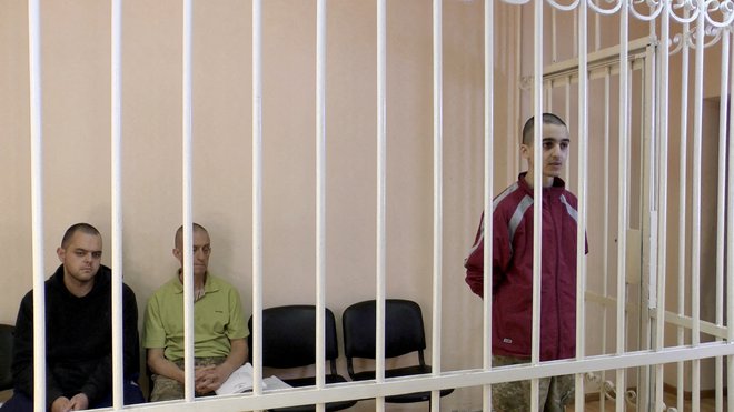 Britanca Aiden Aslin in Shaun Pinner ter Maročan Brahim Saadoun na sodišču. FOTO: Vrhovno sodišče Ljudske republike Doneck/Reuters

