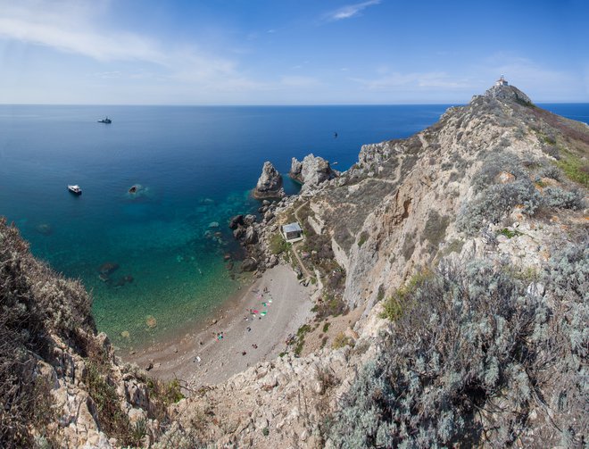 Okrog plovejo skalne čeri, morje jih pljuska, pred nami je plaža, Velo Žalo. FOTO: Shutterstock
