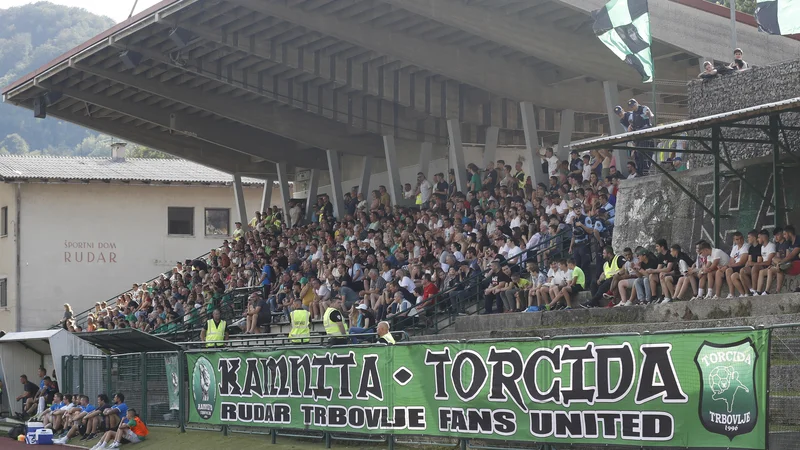 Fotografija: Visok jubilej je pritegnil na tribuno veliko nogometnih zanesenjakov. FOTO: Leon Vidic