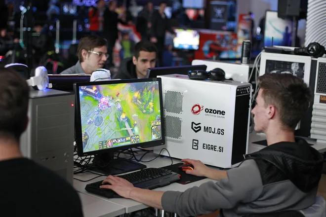 Šolajoči se posamezniki bodo lahko v sredo prvič uporabili digitalne bone. Pred jesenjo naj bi do bona bili upravičeni še nekateri starejši prebivalci Slovenije. FOTO: Leon Vidic/Delo
