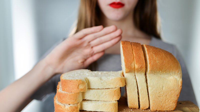 Fotografija: Ni nujno, da je bel kruh posebej kalorično bogat, vendar telo škrobnato hrano absorbira razmeroma hitro, kar lahko privede do nenadnega skoka krvnega sladkorja in inzulina. FOTO: Arhiv Polet/Shutterstock
