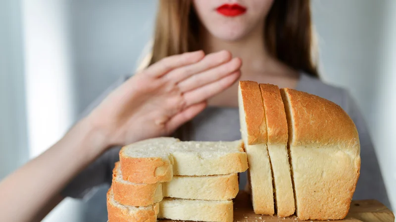 Fotografija: Ni nujno, da je bel kruh posebej kalorično bogat, vendar telo škrobnato hrano absorbira razmeroma hitro, kar lahko privede do nenadnega skoka krvnega sladkorja in inzulina. FOTO: Arhiv Polet/Shutterstock