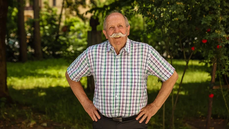 Fotografija: Pri srcu so mu besedne igre, ki jih že dolgo neguje v pisanju za otroke in mladino. FOTO: Črt Piksi/Delo