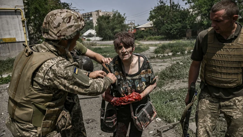 Fotografija: Ukrajinska vojska je bila potisnjena iz središča Severodonecka. Rusko topništvo je z obstreljevanjem središča mesta prisililo ukrajinske branilce v umik. Kljub temu Ukrajina še nadzoruje okoli tretjino mesta. Če pade Severodoneck, bodo ruske sile tako rekoč v celoti zasedle regijo Lugansk. Območje na vzhodu Ukrajine je v zadnjih tednih glavno bojišče v Ukrajini. Ruske sile si prizadevajo dokončno zasesti Severodoneck in sosednje mesto Lisičansk, s čimer bi si odprle pot do mesta Kramatorsk ter do vzpostavitve nadzora nad celotnim Donbasom. Foto: Aris Messinis/Afp