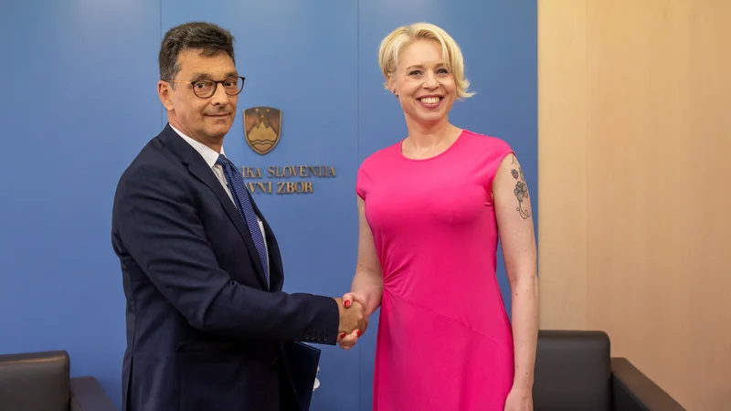 Vsi se moramo globoko zamisliti nad tem, da so bile ranljivim skupinam še bolj kršene pravice kot drugim, je dejala Urška Klakočar Zupančič ob prejemu poročila varuha človekovih pravic Petra Svetine. FOTO: Voranc Vogel/Delo