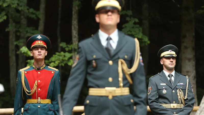 Fotografija: »Po vseh možnih kanalih, tudi znotraj EU, iščemo način, kako Rusijo spet spraviti za pogajalsko mizo. Končanje vojne po mirni in diplomatski poti je ključno,« pravi zunanja ministrica Tanja Fajon. FOTO: Jure Eržen/Delo
