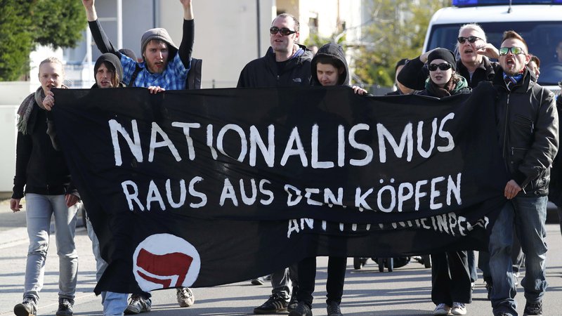 Fotografija: Demonstranti leta 2016 na protestu proti obisku Viktorja Orbana v Nemčiji. FOTO: Kai Pfaffenbach/Reuters
