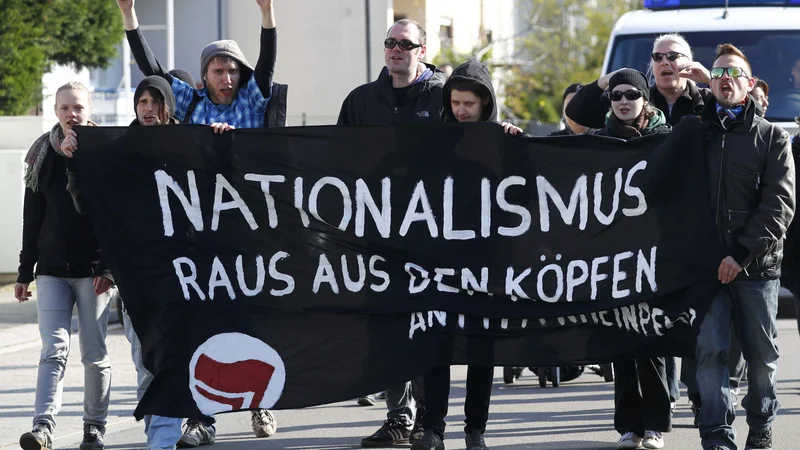Fotografija: Demonstranti leta 2016 na protestu proti obisku Viktorja Orbana v Nemčiji. FOTO: Kai Pfaffenbach/Reuters