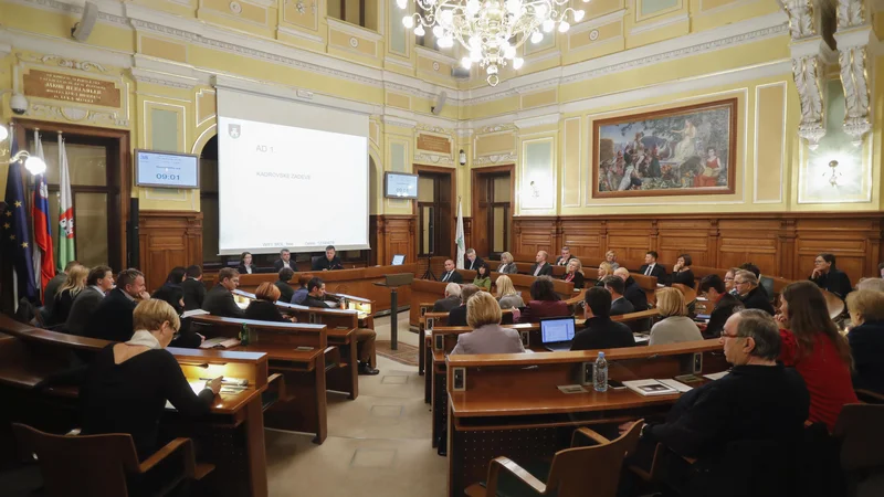 Fotografija: Svetniki o nagradah za direktorje mestnih javnih podjetij. FOTO: Uroš Hočevar/Kolektiff