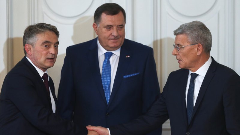Fotografija: Trije člani predsedstva Bosne in Hercegovine (z leve proti desni), Željko Komšić, Milorad Dodik in Šefik Džaferović, se doma redkokdaj strinjajo o čemerkoli, v Bruslju pa so se strinjali kar v 19 točkah, a kljub temu seznama niso podpisali. Foto Dado Ruvić/Reuters

