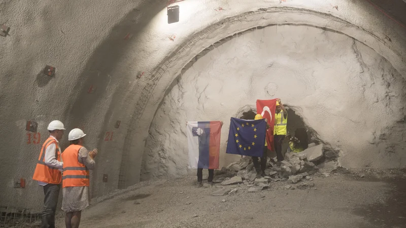 Fotografija: Kar precej vznesenosti in ponosa je bilo čutiti v predorski cevi Mlinarji nad Osapsko dolino, ko so z južne strani prebili zadnjo steno. FOTO: Jure Eržen/Delo