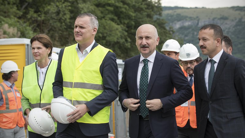 Fotografija: Turški minister za promet in infrastrukturo Adil Karaismailoğlu, levo od njega slovenski infrastrukturni minister Bojan Kumer. FOTO: Jure Eržen/Delo
