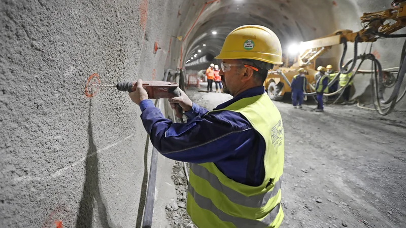 Fotografija: Materiali, ki jih vgrajujejo v predore na drugem tiru, so se zelo podražili. Železo denimo za sto odstotkov. FOTO: Leon Vidic/Delo