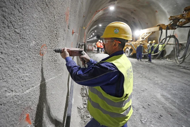 Materiali, ki jih vgrajujejo v predore na drugem tiru, so se zelo podražili. Železo denimo za sto odstotkov. FOTO: Leon Vidic/Delo
