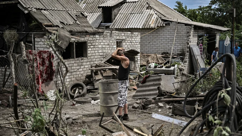 Fotografija: Mesto Lisičansk je v zadnjih dnevih ena od glavnih tarč ruskih napadov. FOTO: Aris Messinis/AFP
