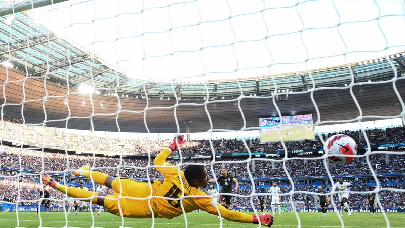 Fotografija: Luka Modrić je že v 5. minuti popeljal v vodstvo hrvaške nogometaše. FOTO: Franck Fife/AFP