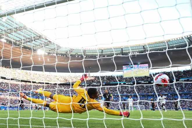 Luka Modrić je že v 5. minuti popeljal v vodstvo hrvaške nogometaše. FOTO: Franck Fife/AFP
