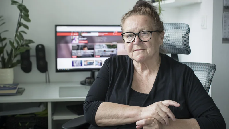 Fotografija: »Moti me siromašenje slovenščine in nepoznavanje jezikovnih zakonitosti, kar velja za mnoge novodobne novinarje,« pravi Mija Škrabec Arbanas. Foto: Jure Eržen/Delo