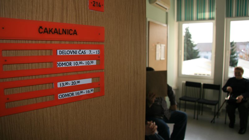 Fotografija: V večjih zdravstvenih domovih so se pred epidemijo vile dolge vrste čakajočih pred ambulantami družinskih zdravnikov, zdaj je nasprotno. FOTO: Janoš Zore
