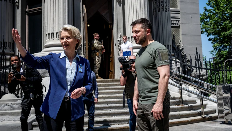 Fotografija: Predsednica evropske komisije Ursula von der Leyen je konec tedna, ko je drugič v kratkem času obiskala Kijev, odločitvi, ki je pred EU, pripisala zgodovinske razsežnosti. FOTO: piar ukrajinskega predsedstva/Reuters