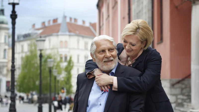 Fotografija: Gledal je v žensko, ki je bila za kamero, samo onadva vesta, kaj sta previharila v zadnjih letih, koliko lepote, strasti in koliko težkih preizkušenj. FOTO: Leon Vidic/Delo