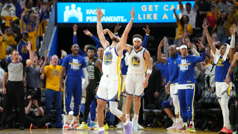 Fotografija: Košarkarji Golde State so le še zmago oddaljeni od naslova prvaka v ligi NBA, potem ko so Steph Curry in Klay Thompson (v sredini) in drugi v peti finalni tekmi premagali Boston. FOTO: Kyle Terada/Usa Today Sports
