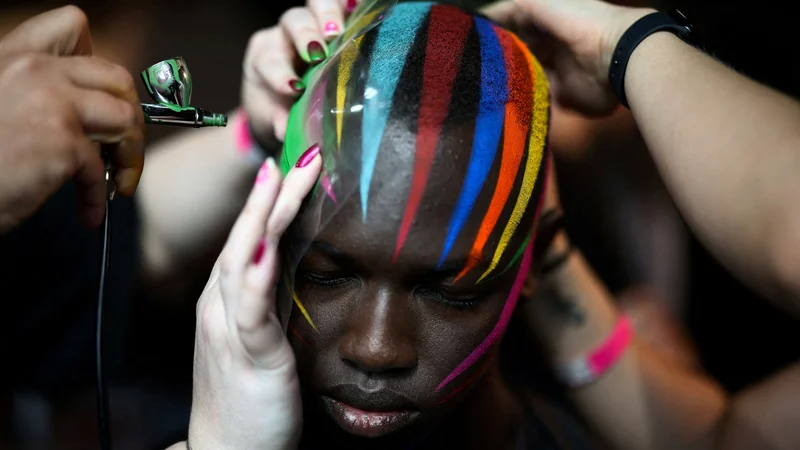 Fotografija: Manekenko ličijo v zakulisju pred začetkom modne revije »University of Westminster MA Menswear«, ki se je odvila v okviru londonskega tedna mode. Foto: Henry Nicholls/Reuters