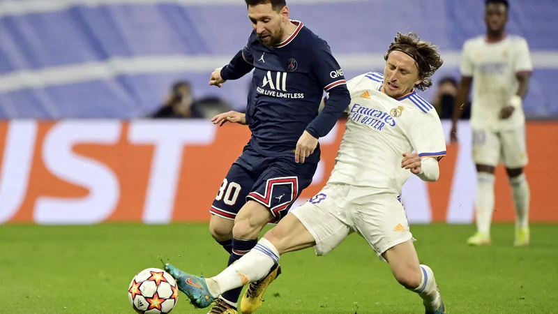 Fotografija: Luka Modrić (desno) meni, da je argentinska ekipa okrog Lionela Messija (levo) vse bolj enotna. FOTO: Javier Soriano/AFP